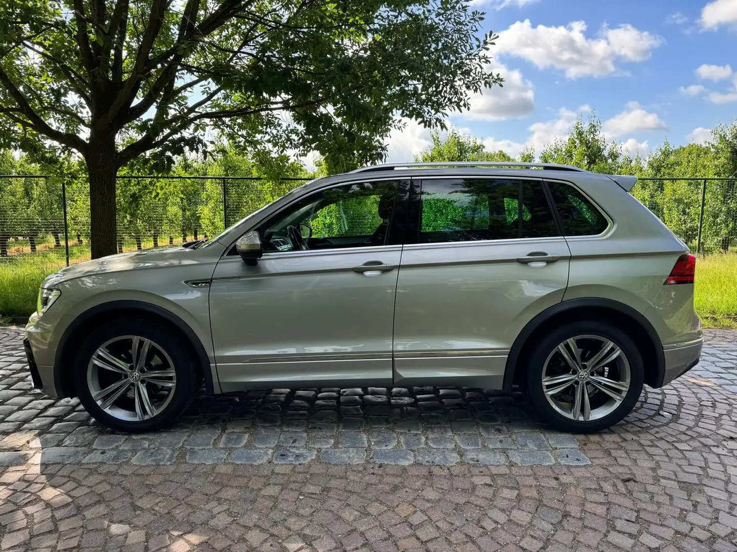 Volkswagen Tiguan 2.0 TDi DSG * 2x R-Line * DIG COCKPIT * FULL LED * Gris - 2
