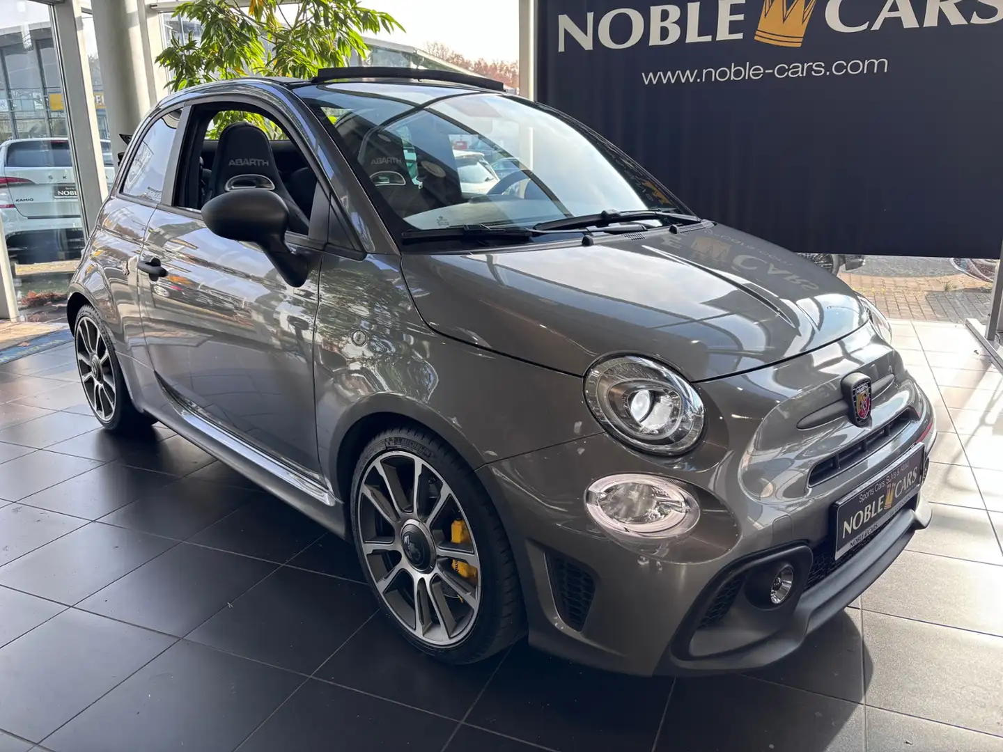 Abarth 695C Automatik KLIMA NAV BEATS LEDER SHZ Grau - 1