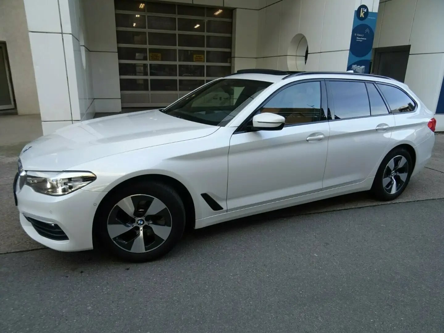 BMW 520 520D Touring xDrive Mildhybrid,360°,AHK,Driv.Ass.P Weiß - 2