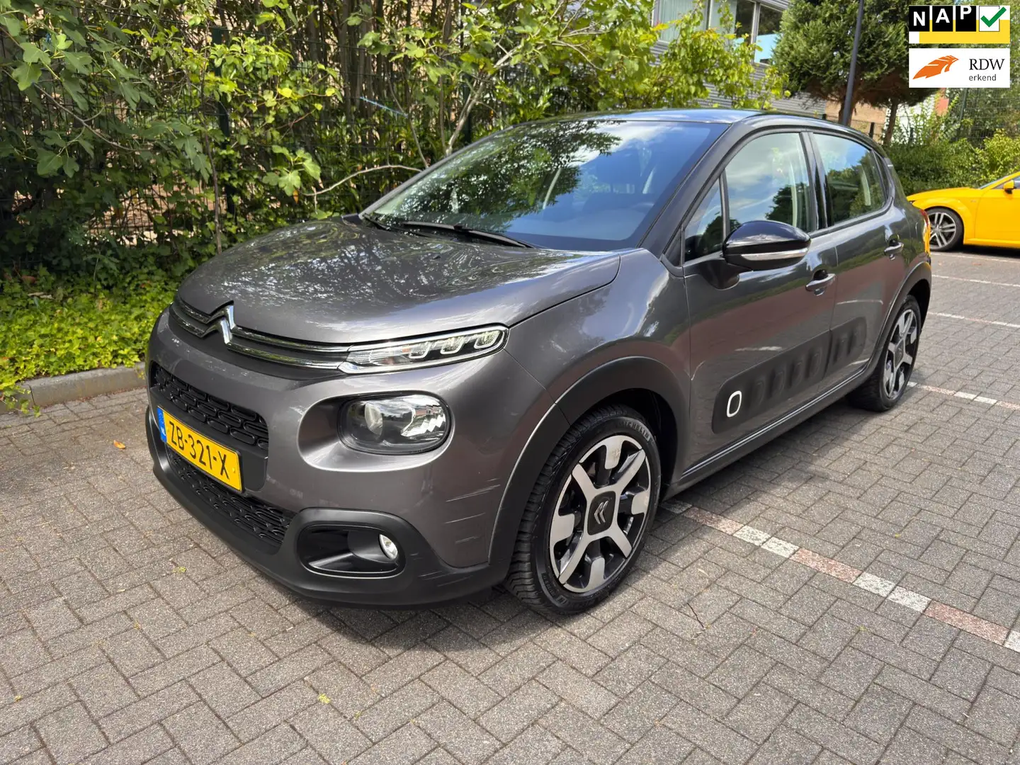 Citroen C3 1.2 PureTech S&S Shine / Automaat / Navi / Camera Grijs - 1