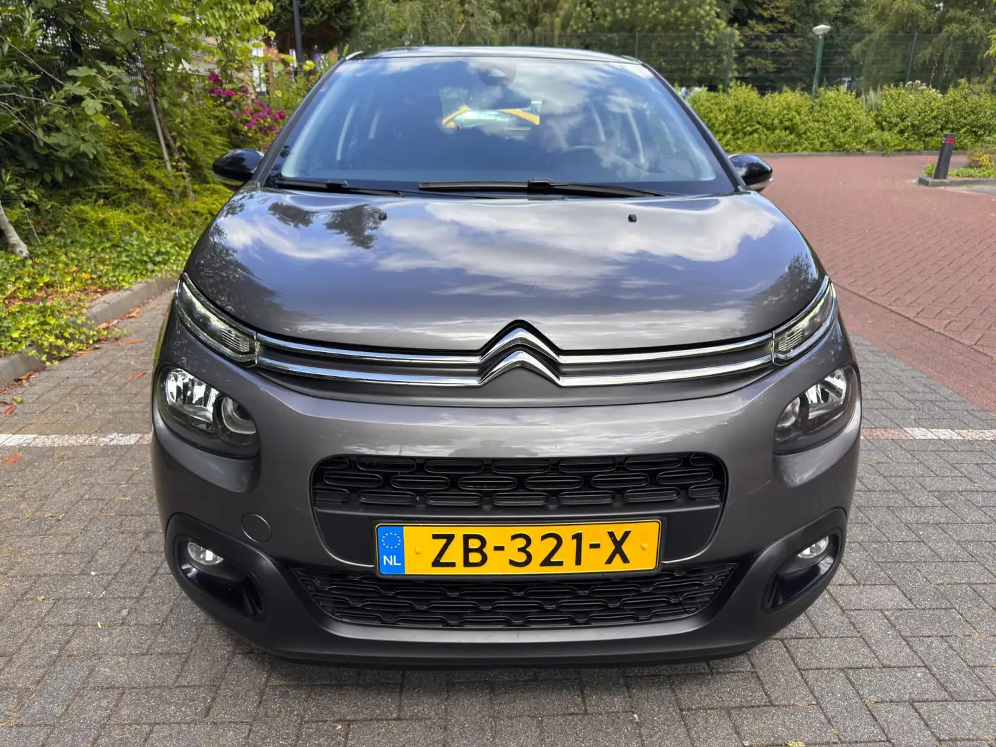 Citroen C3 1.2 PureTech S&S Shine / Automaat / Navi / Camera Grijs - 2