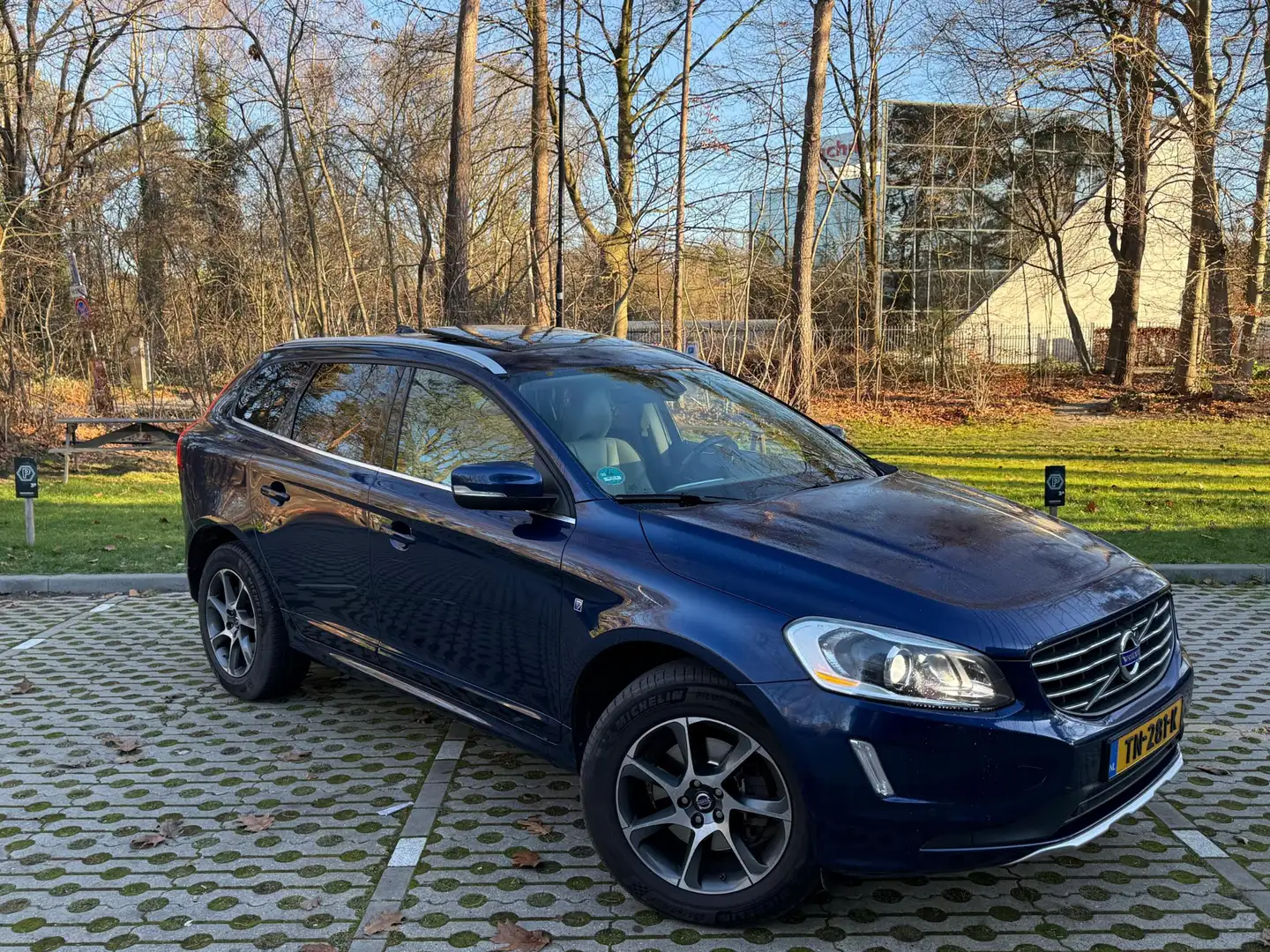 Volvo XC60 2.0 D4 FWD Ocean Race Pano l Cruise Blau - 1
