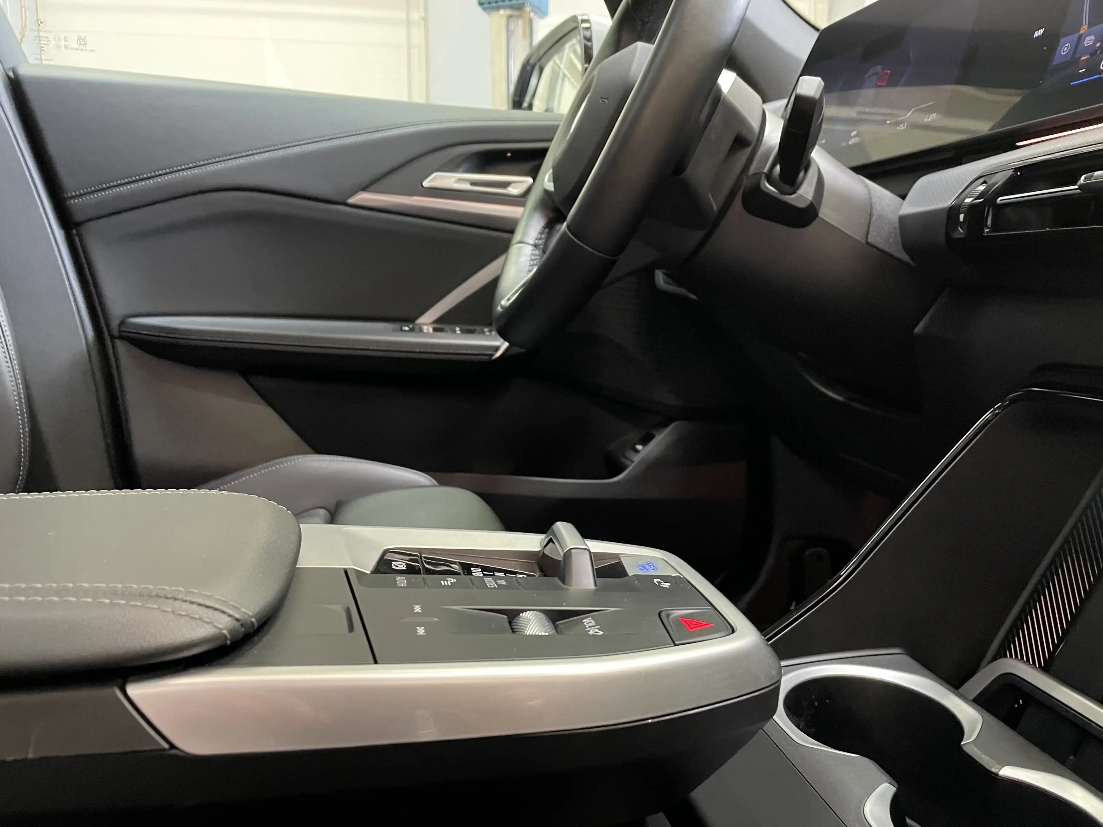 BMW iX1 xDrive30 M SPORT INDIVIDUAL PANO H&K HIFI HEAD-UP — photo 15
