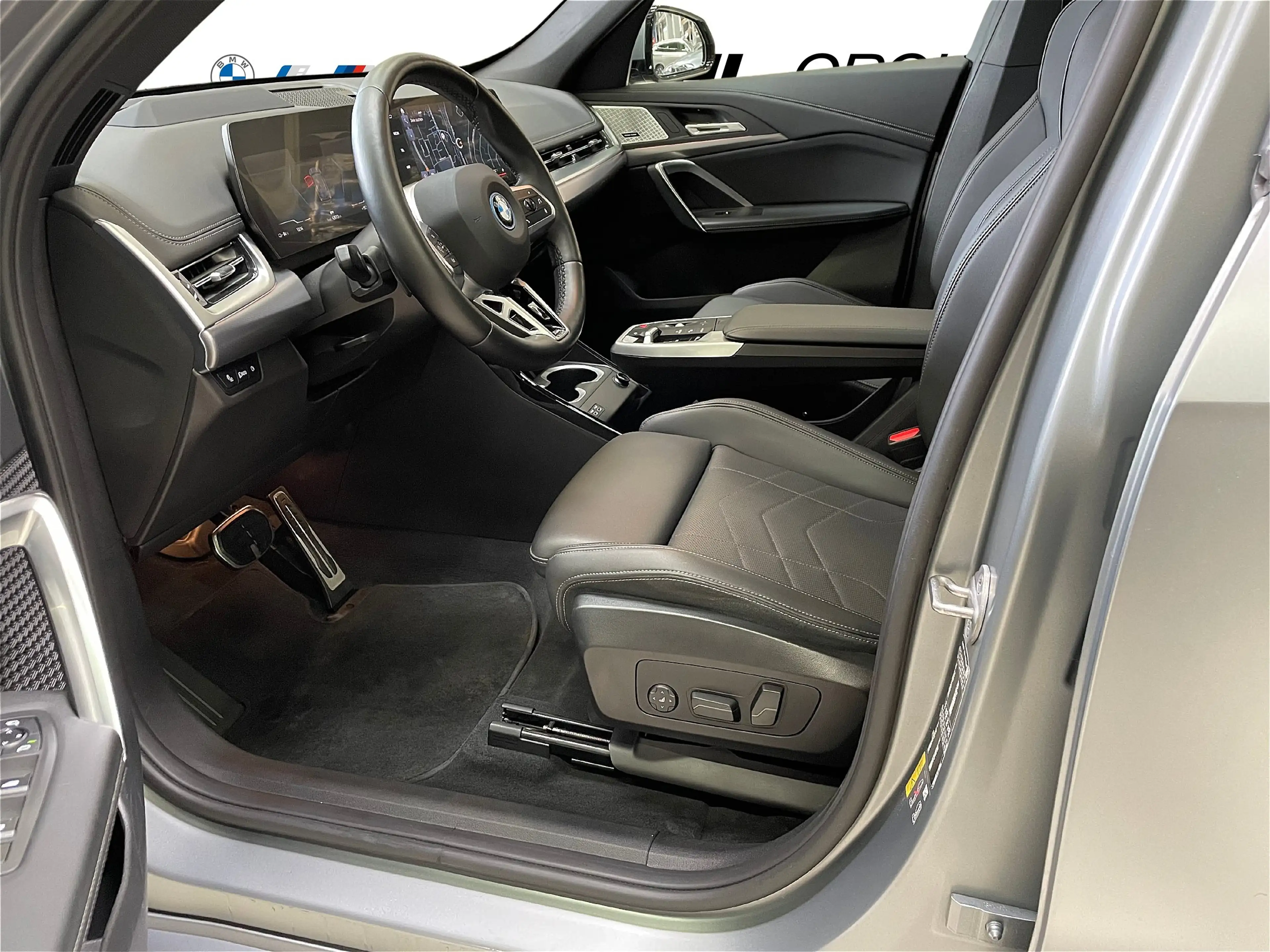 BMW iX1 xDrive30 M SPORT INDIVIDUAL PANO H&K HIFI HEAD-UP — photo 10