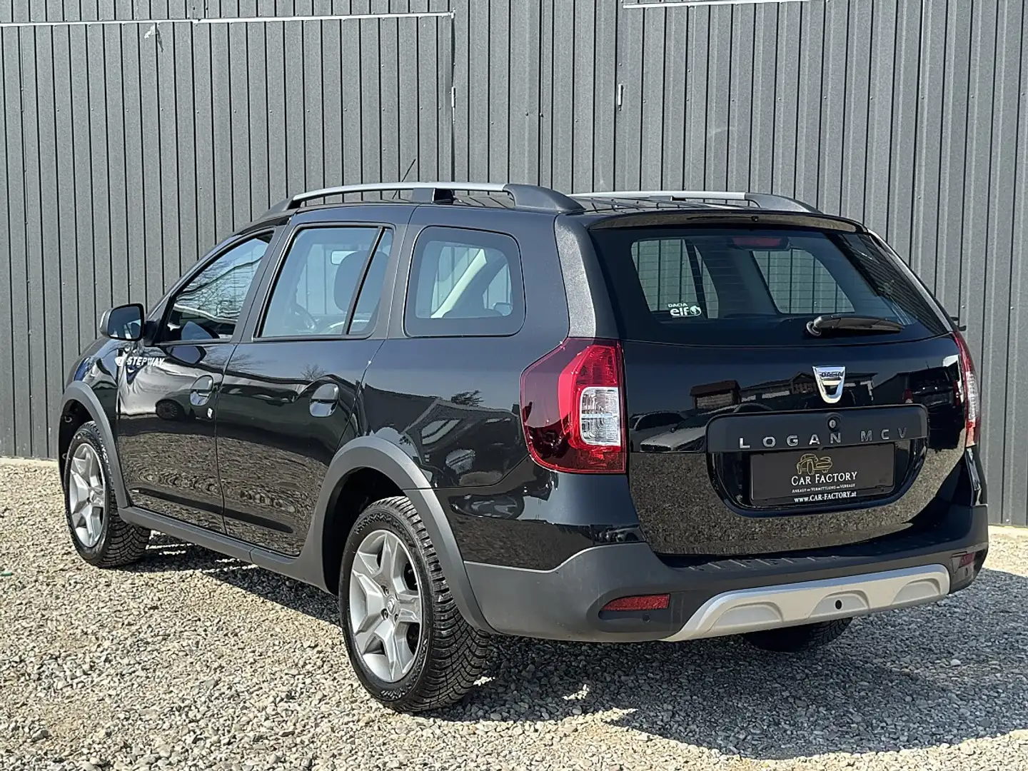 Dacia Logan MCV Stepway TCe 90 S&S Schwarz - 2