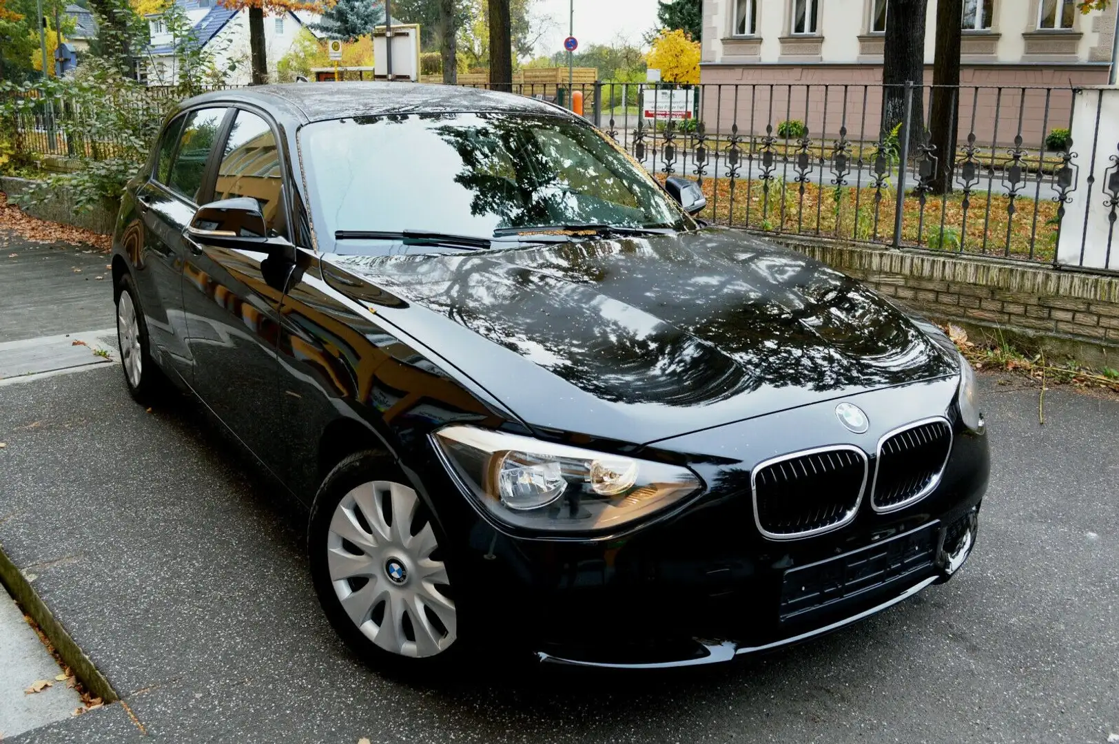 BMW 114 i Lim. Klima,PDC Zwart - 1