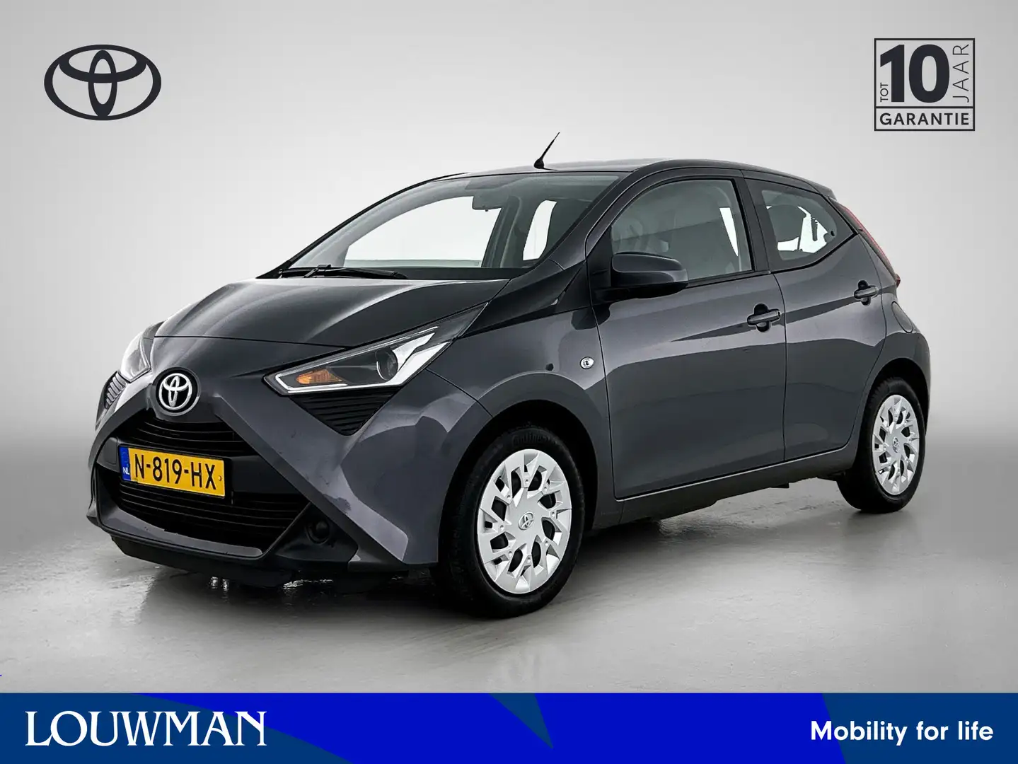 Toyota Aygo 1.0 VVT-i x-play | 1e Eigenaar | NIEUW Geleverd en Gris - 1