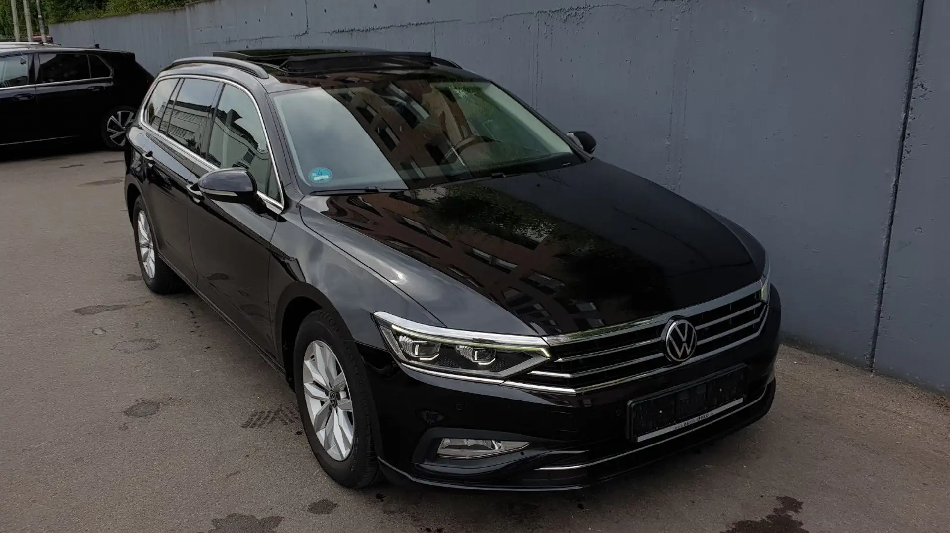 Volkswagen Passat Variant Passat Var 2.0 TDI DSG Pano/Matrix/ACC/AHK/Kamer Schwarz - 2