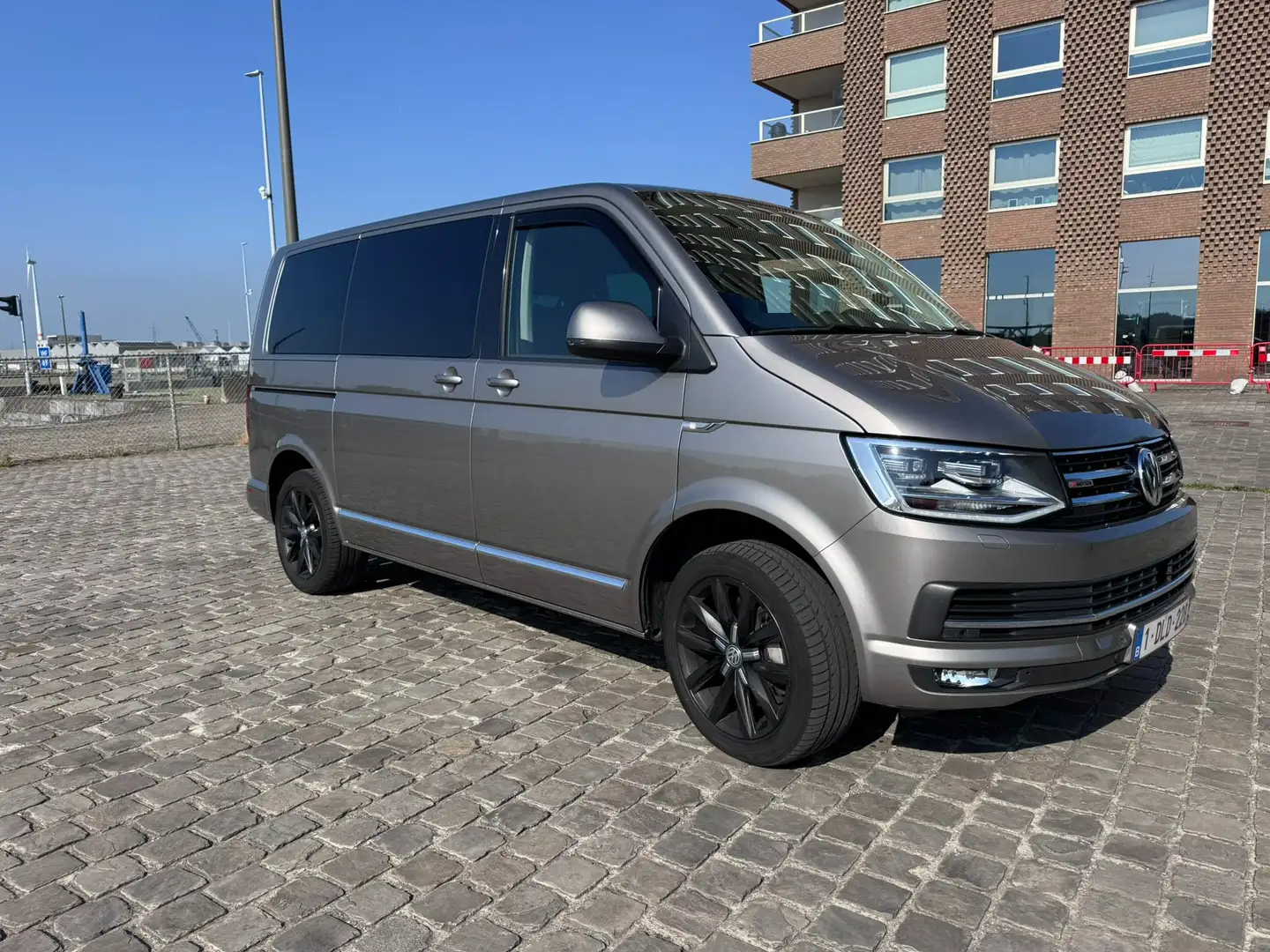 Volkswagen T6 Caravelle Highline 235PK DSG 4x4 dubbele cabine BTW-wagen Beige - 1