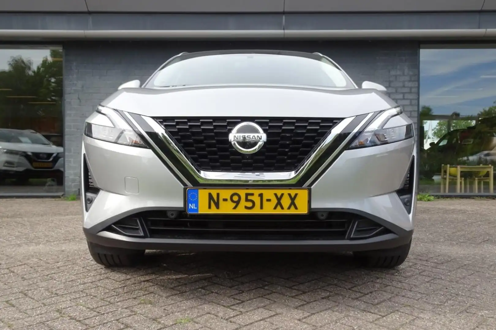 Nissan Qashqai 1.3 Mild-Hybrid 140pk N-Connecta N.A.P. Grijs - 2