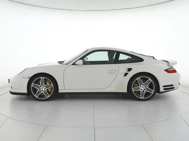 Porsche 911 view 5