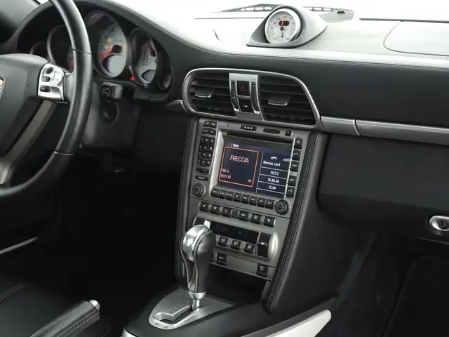 Porsche 911 view 8