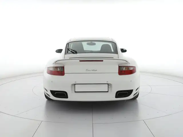 Porsche 911 view 4