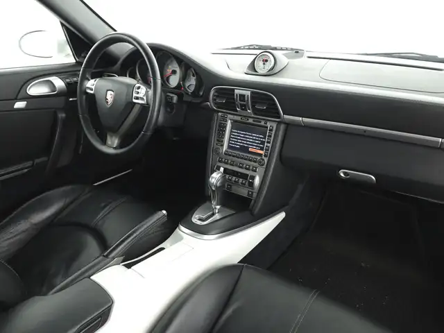 Porsche 911 view 7