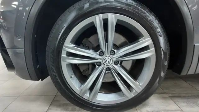 Volkswagen Tiguan Allspace view 12