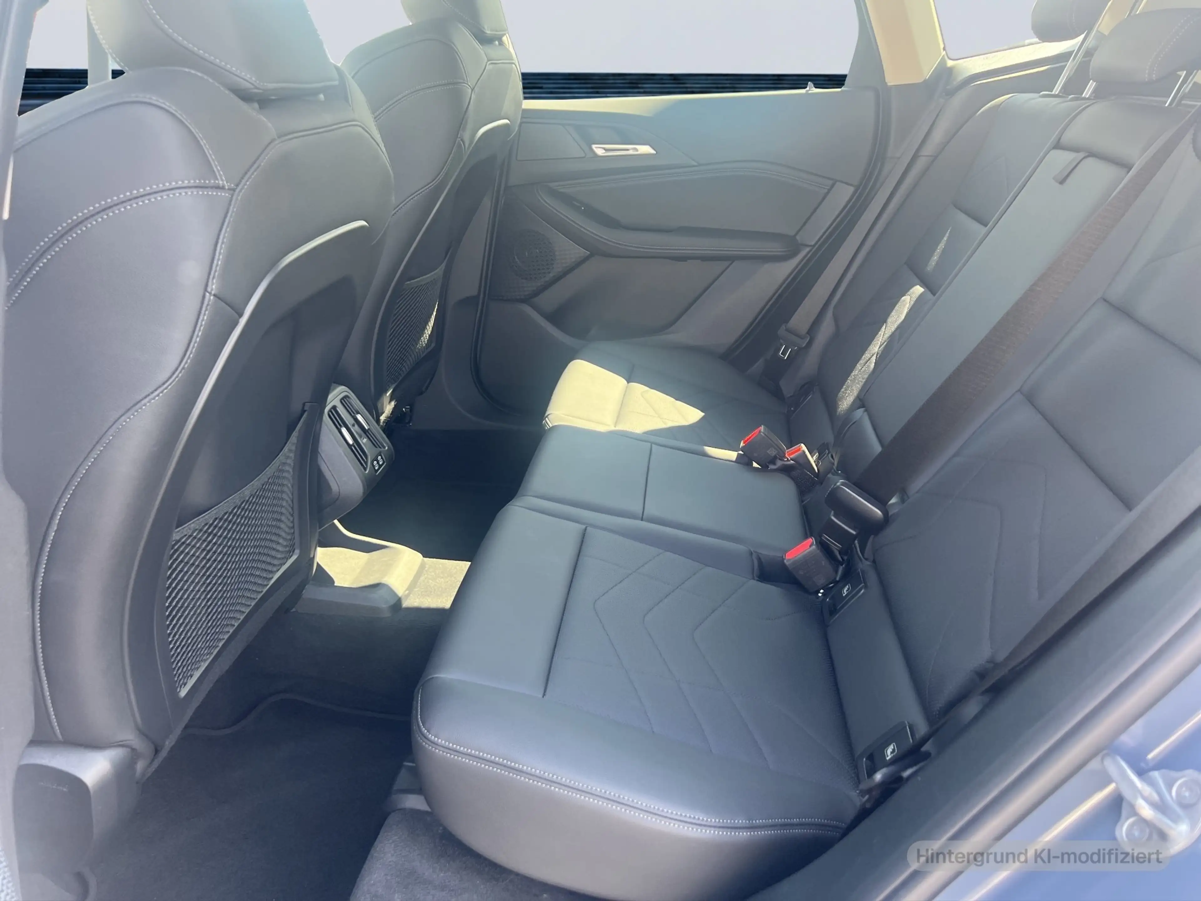 BMW 223 i Active Tourer — photo 12