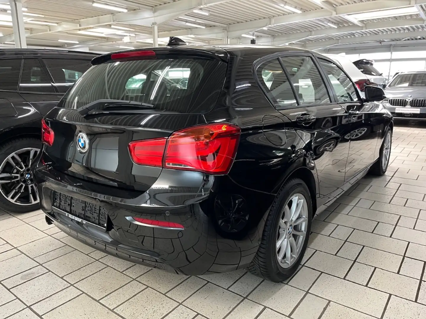 BMW 118 i 5-Türer Navi SHZ ALU PDC M-Lkrd Negro - 2