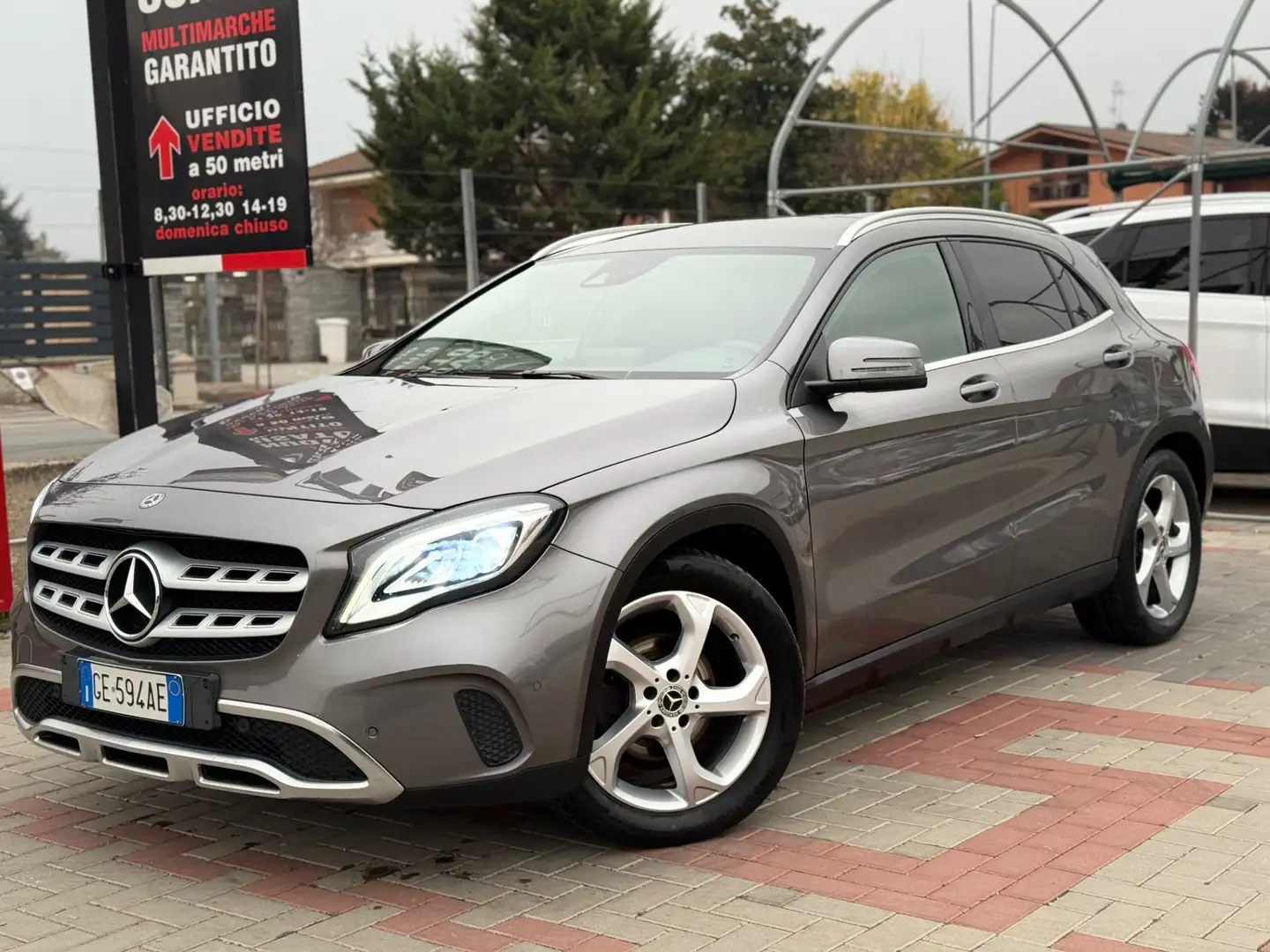 Mercedes-Benz GLA 180 GLA 180 Premium Grijs - 2