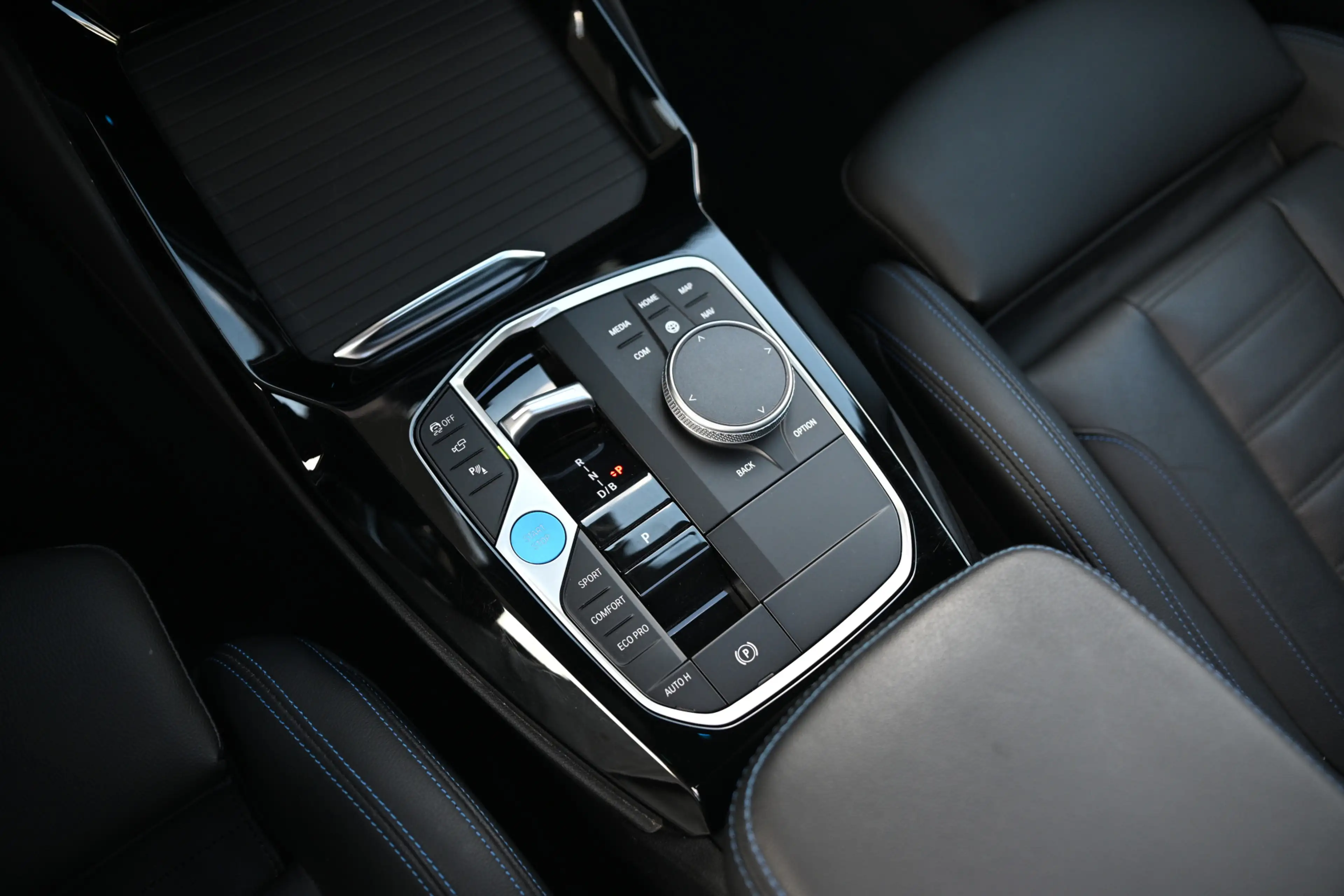 BMW iX3 High Executive / Panoramadak / Trekhaak / Comfort — photo 14