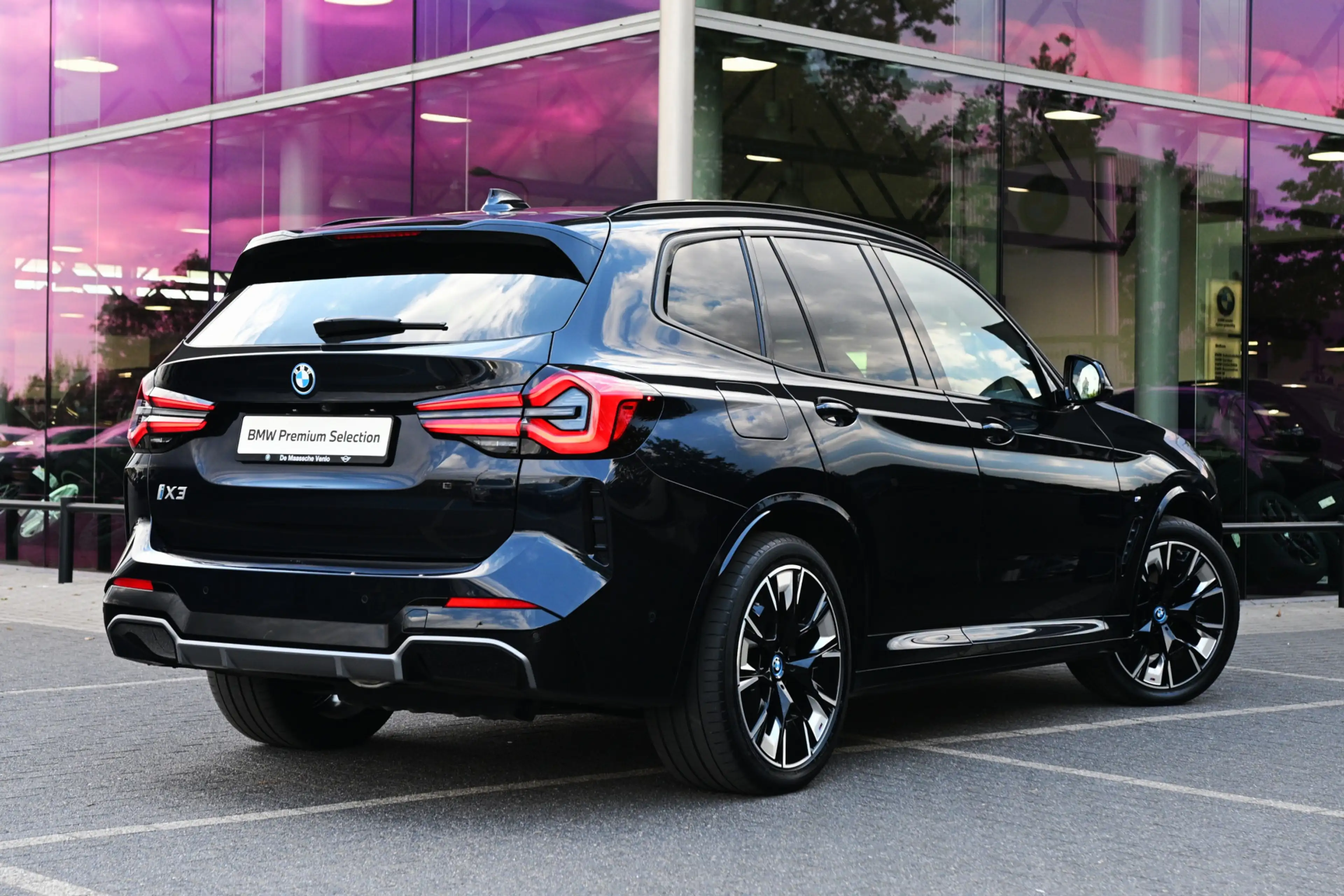 BMW iX3 High Executive / Panoramadak / Trekhaak / Comfort — photo 2