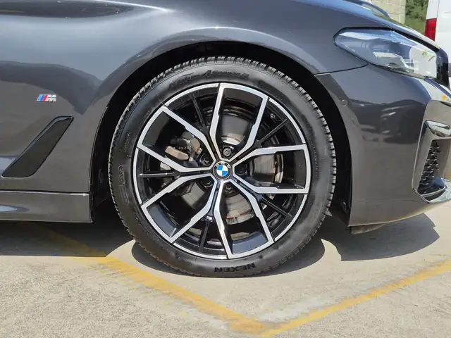 BMW 5 Series view 13