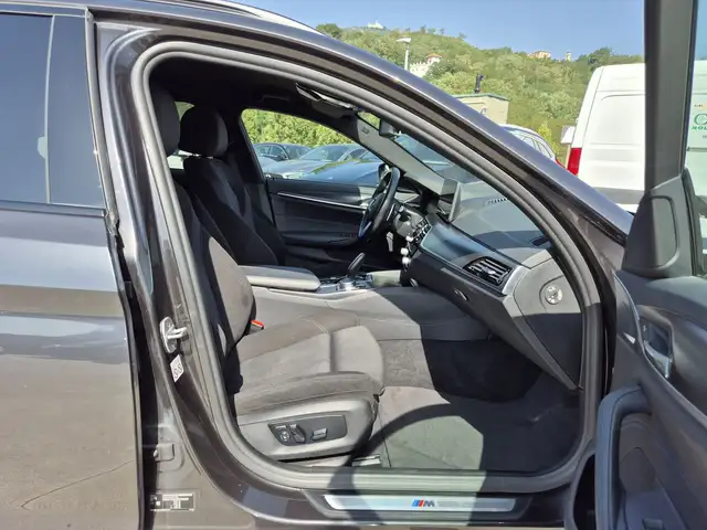 BMW 5 Series view 9