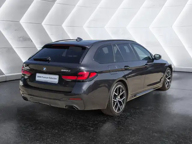 BMW 5 Series view 4