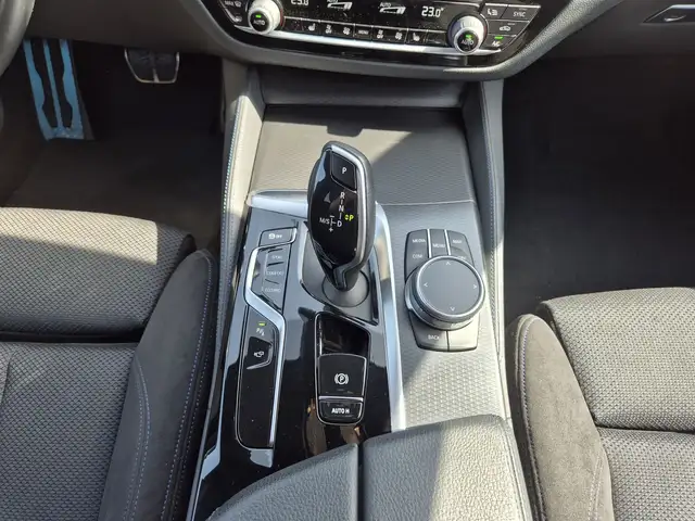 BMW 5 Series view 10
