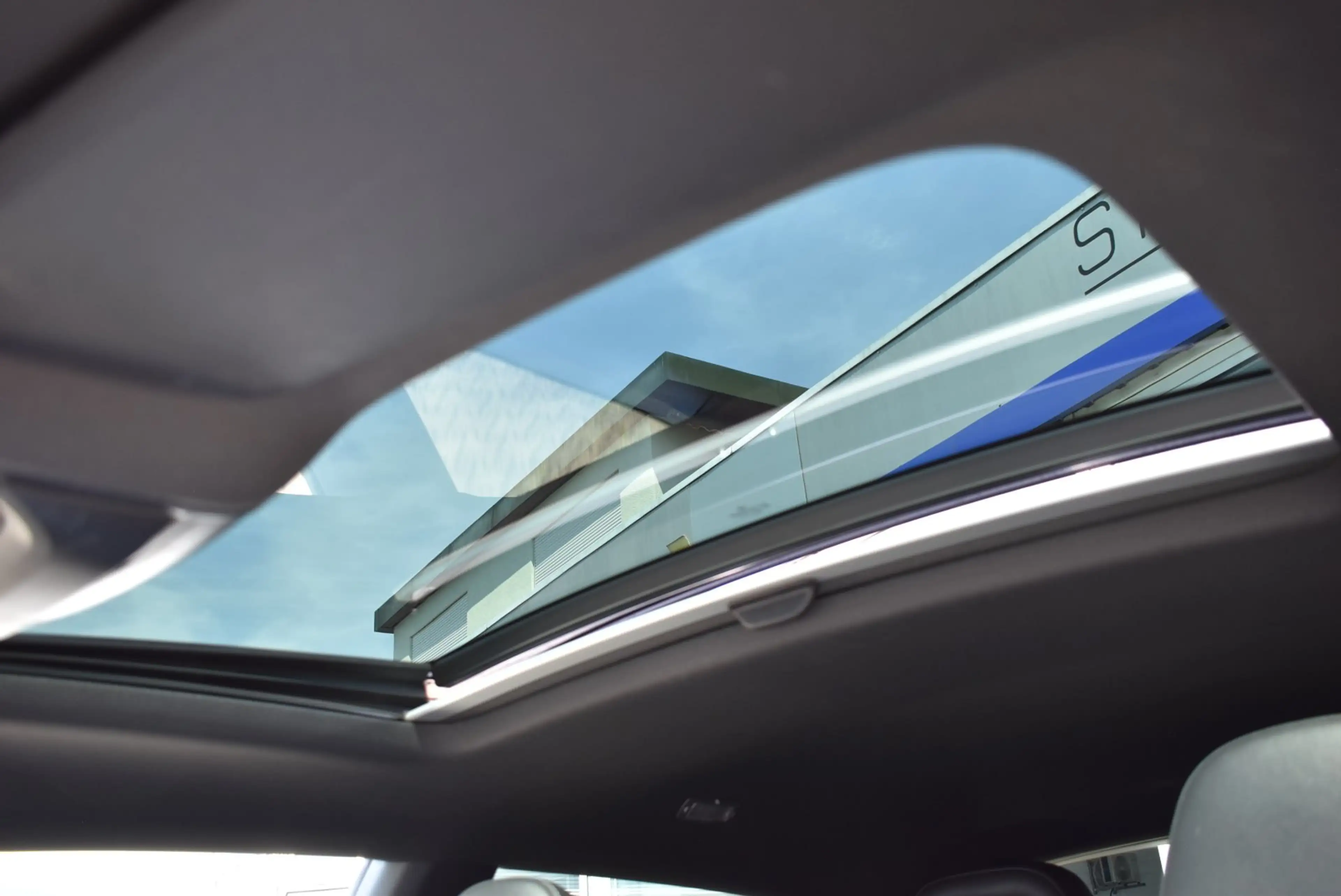 Volkswagen Scirocco 2.0 TSI R DSG Schalensitze Panodach Navi — photo 11