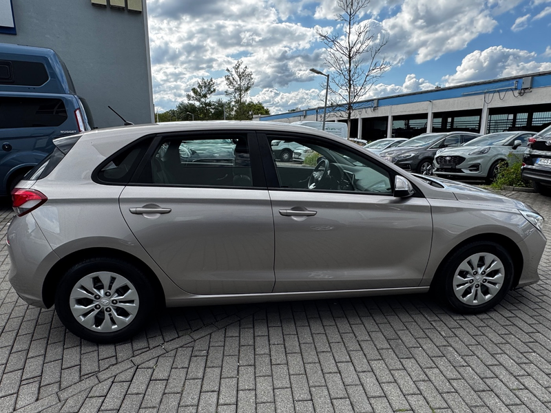 Hyundai i30 1.4 Select DynLicht Fernlichtass. PDC SpurH — photo 9