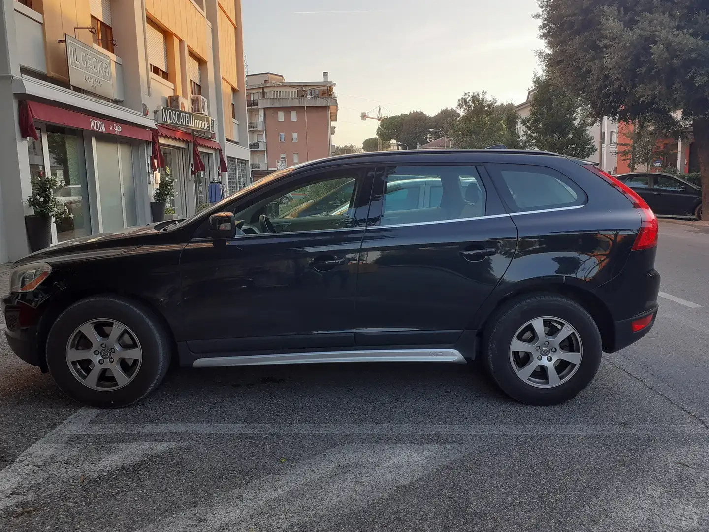 Volvo XC60 XC60 I  2.4 d4 (d3) Momentum awd 163cv geartronic Nero - 2