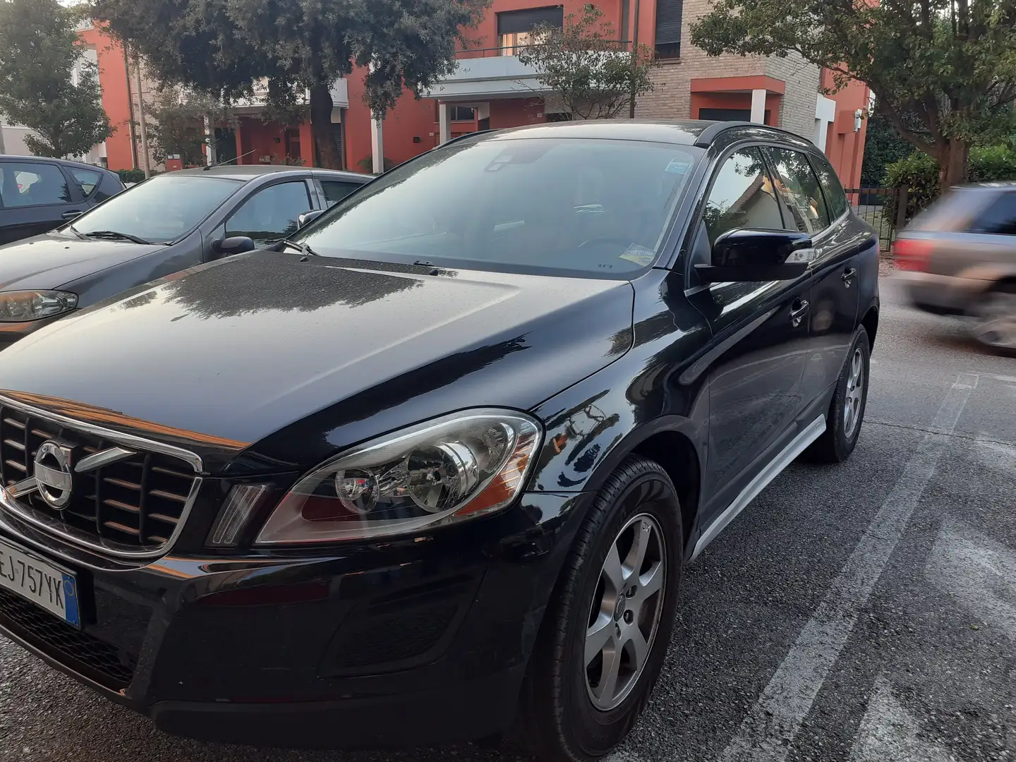 Volvo XC60 XC60 I  2.4 d4 (d3) Momentum awd 163cv geartronic Nero - 1