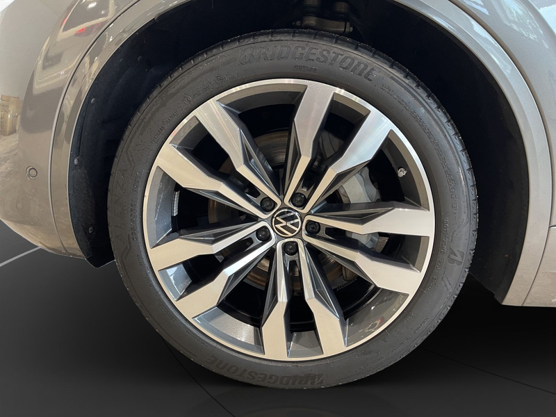 Volkswagen Touareg 3.0 TSI 4M R-Line Luft AHK Pano LM 21" L — photo 11