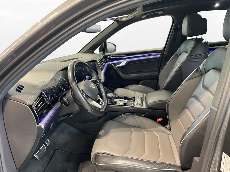 Volkswagen Touareg 3.0 TSI 4M R-Line Luft AHK Pano LM 21" L — photo 15