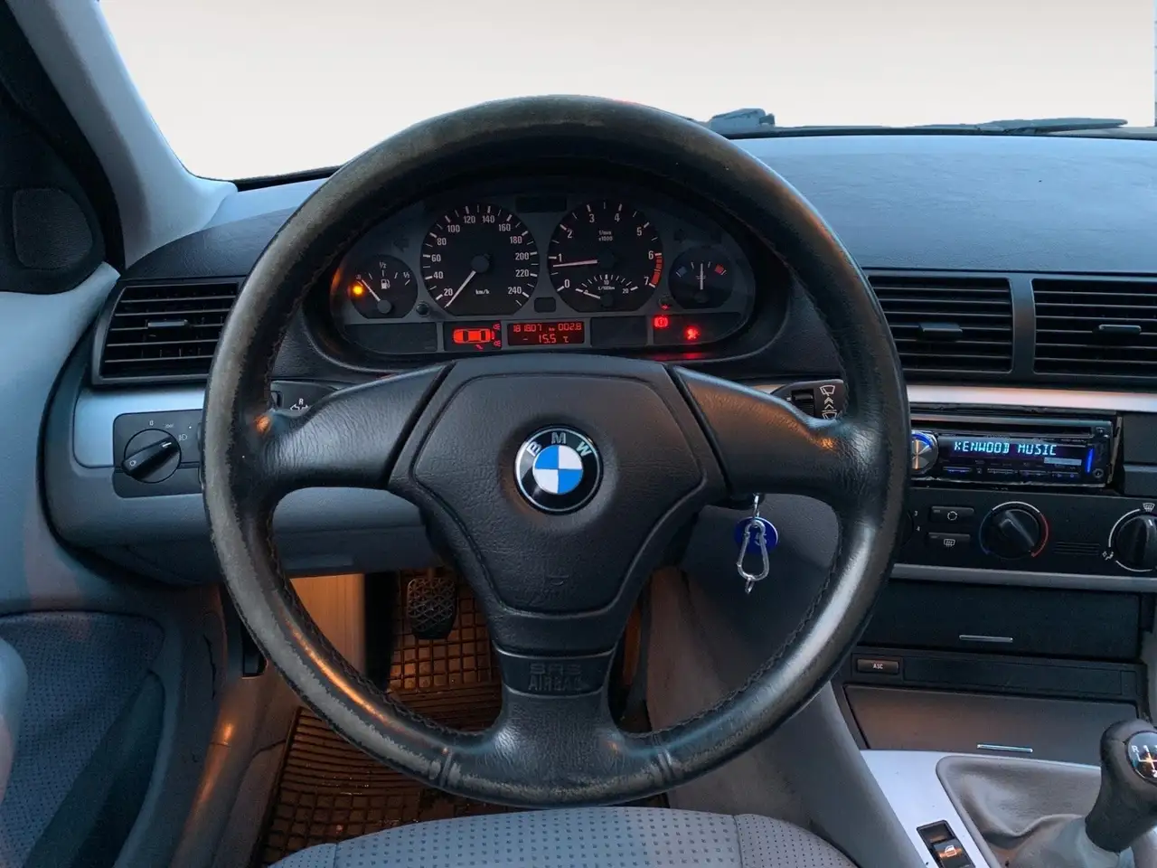 BMW 320i, foto 12