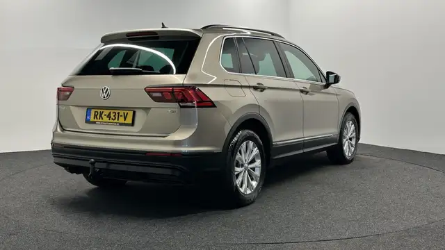 Volkswagen Tiguan view 4
