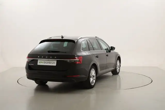 Skoda Superb view 5
