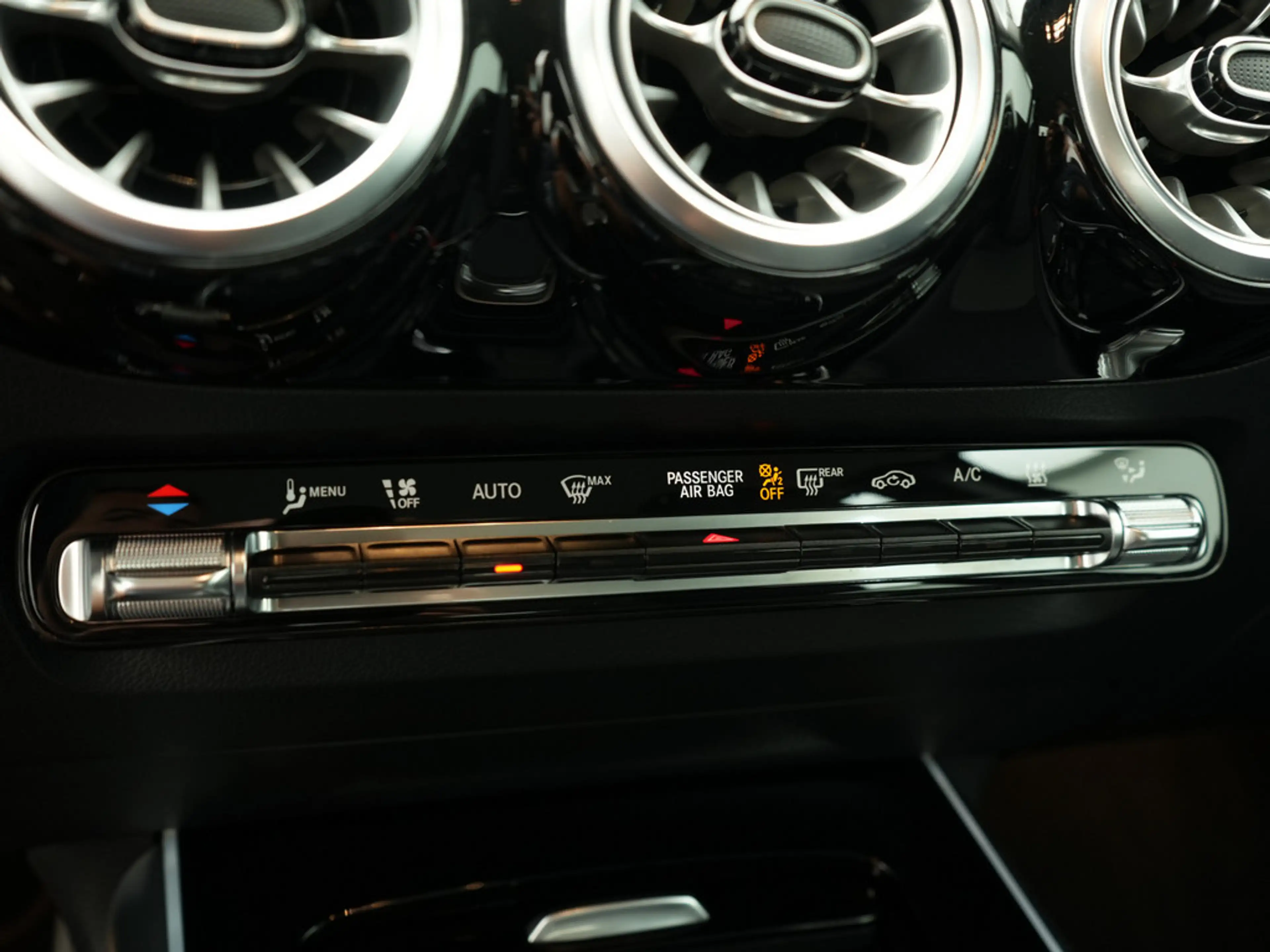 Mercedes-Benz GLA 250 e Progressive NAVI KAM SHZ LED PTS — photo 14