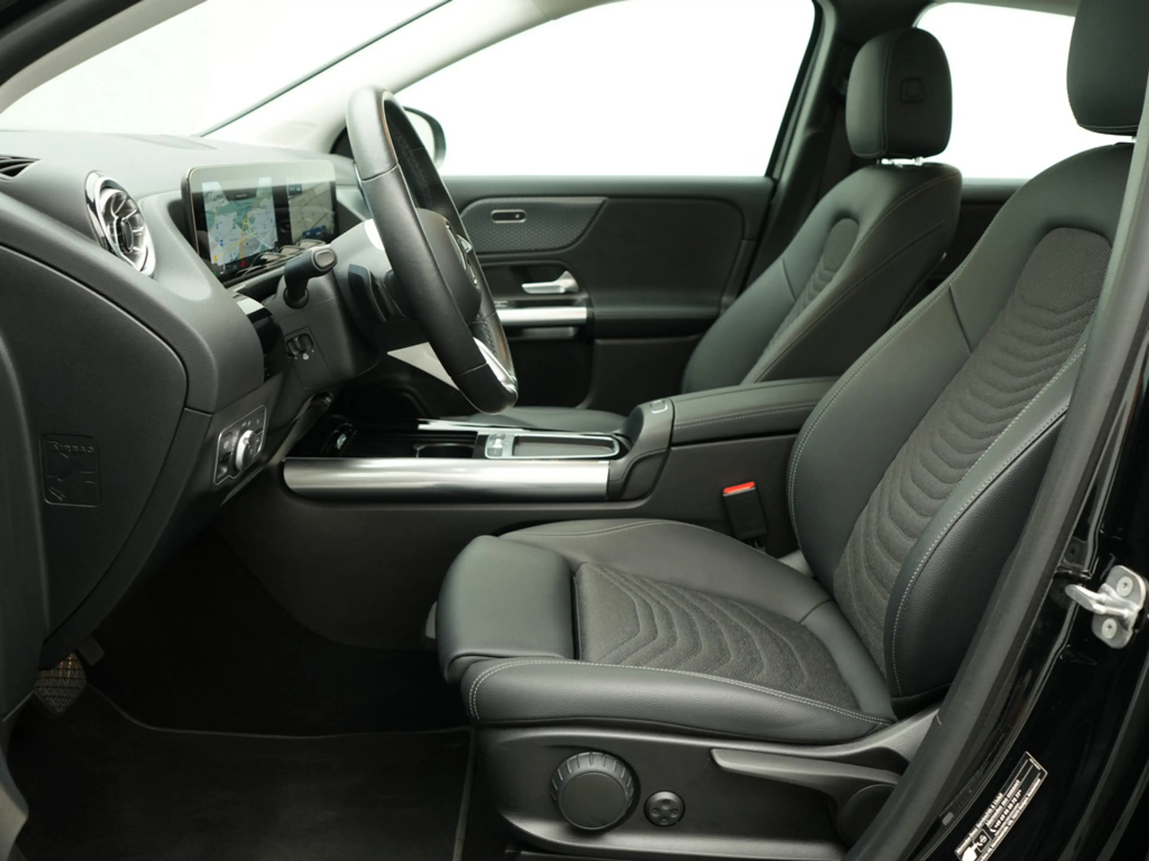 Mercedes-Benz GLA 250 e Progressive NAVI KAM SHZ LED PTS — photo 8