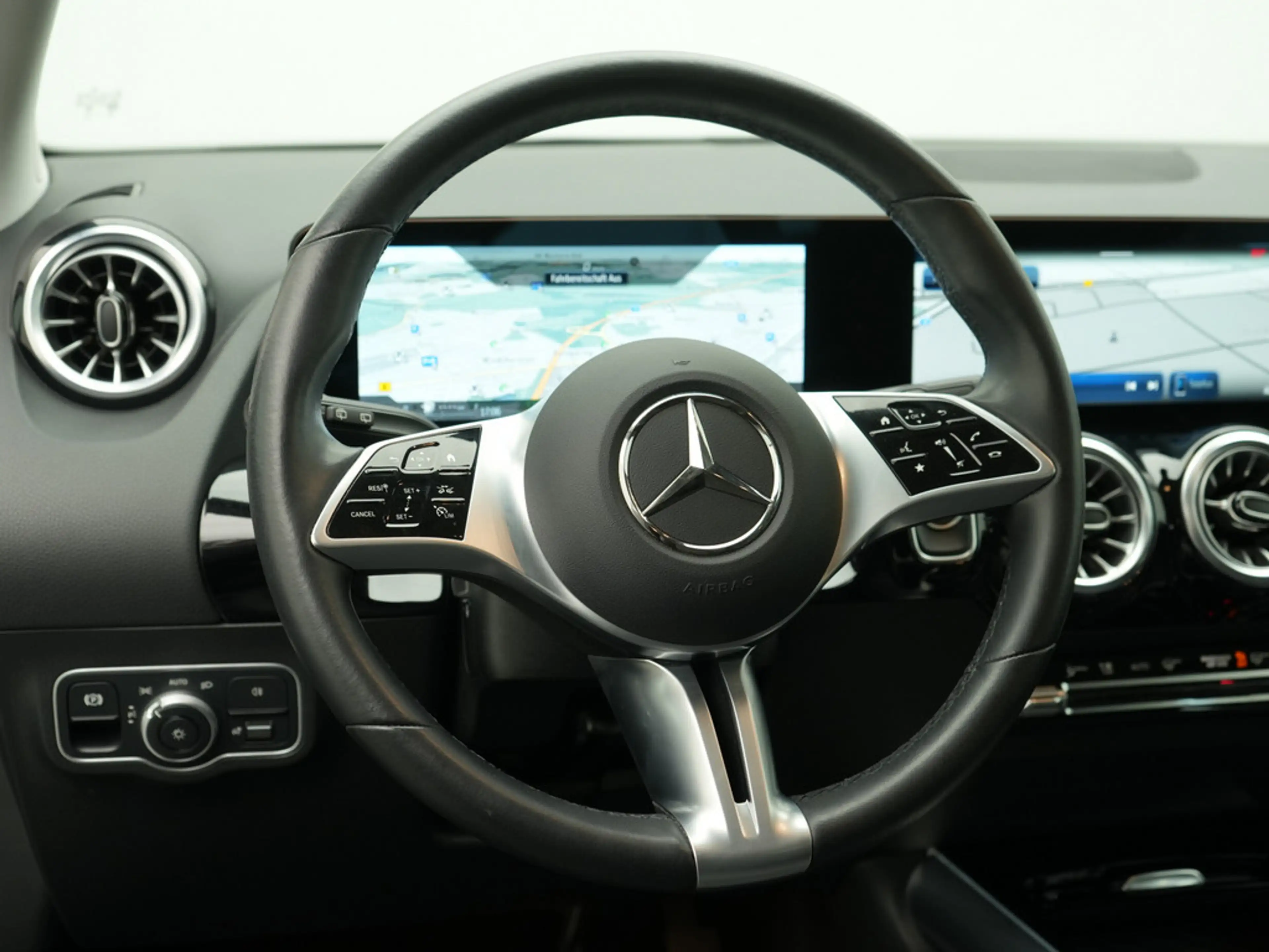 Mercedes-Benz GLA 250 e Progressive NAVI KAM SHZ LED PTS — photo 10