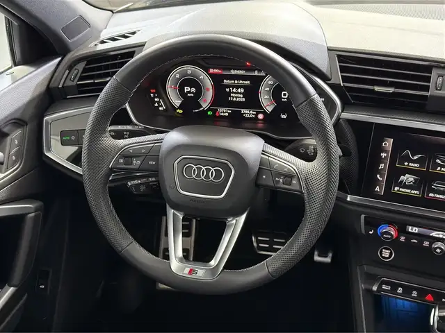 Audi Q3 view 8