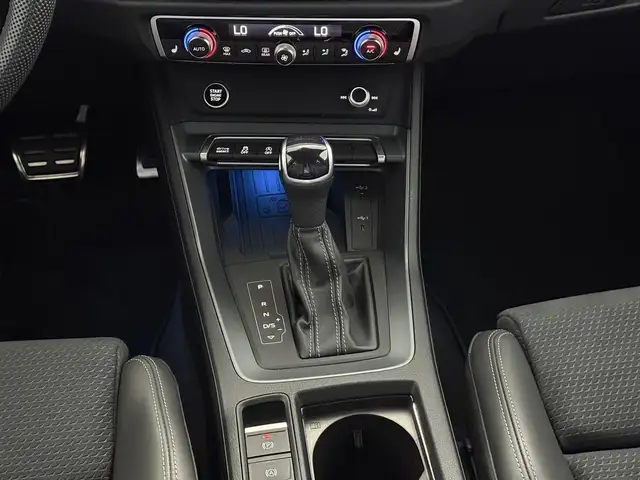 Audi Q3 view 12