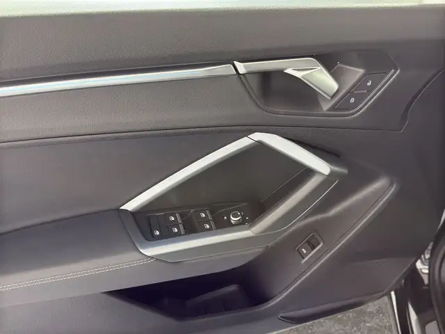 Audi Q3 view 14