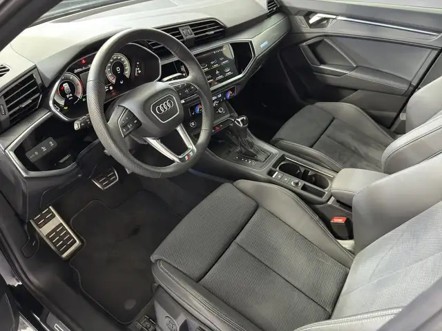 Audi Q3 view 6
