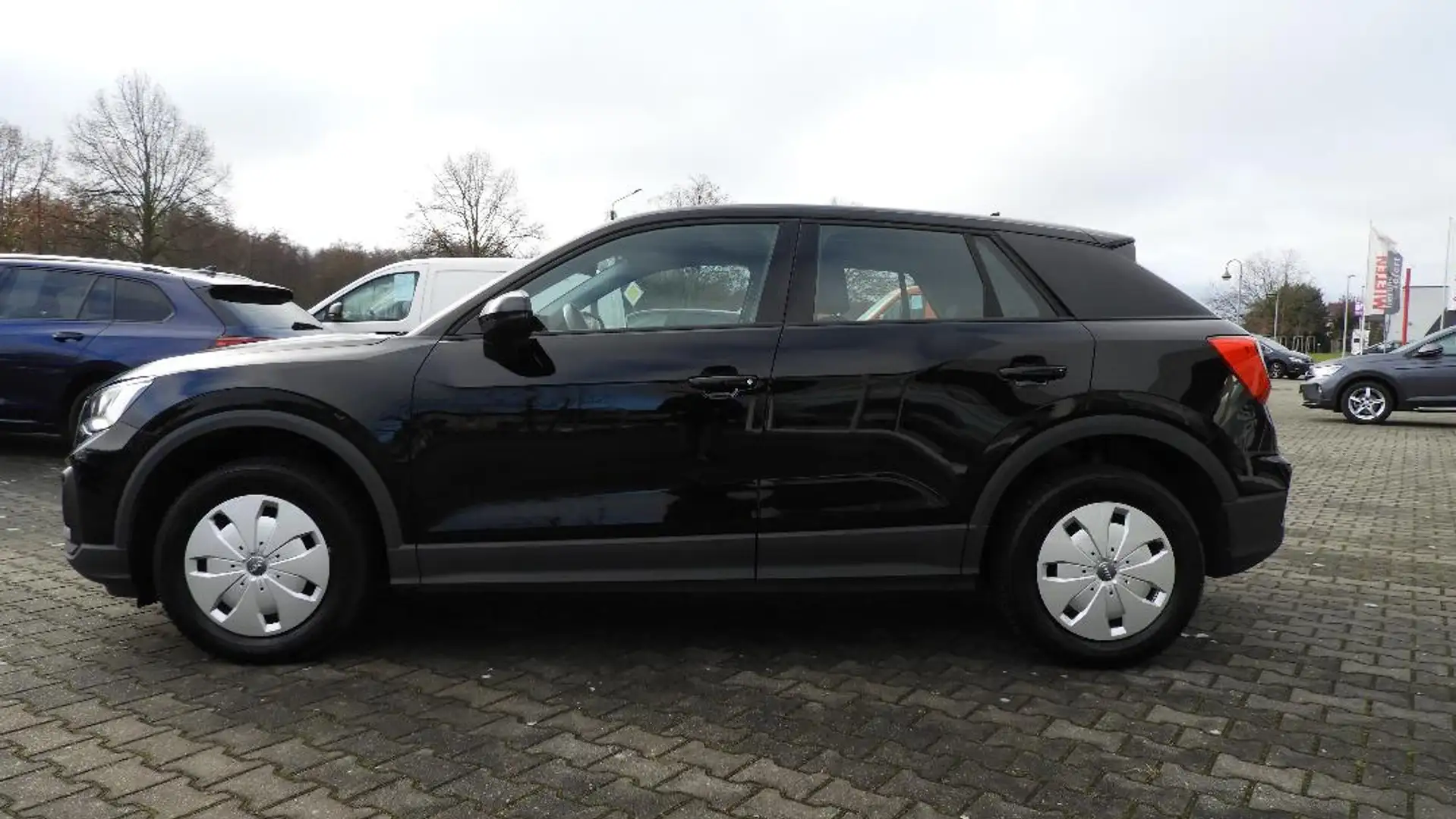 Audi Q2 35 1.5 TFSI 35 TFSI basis Schwarz - 2