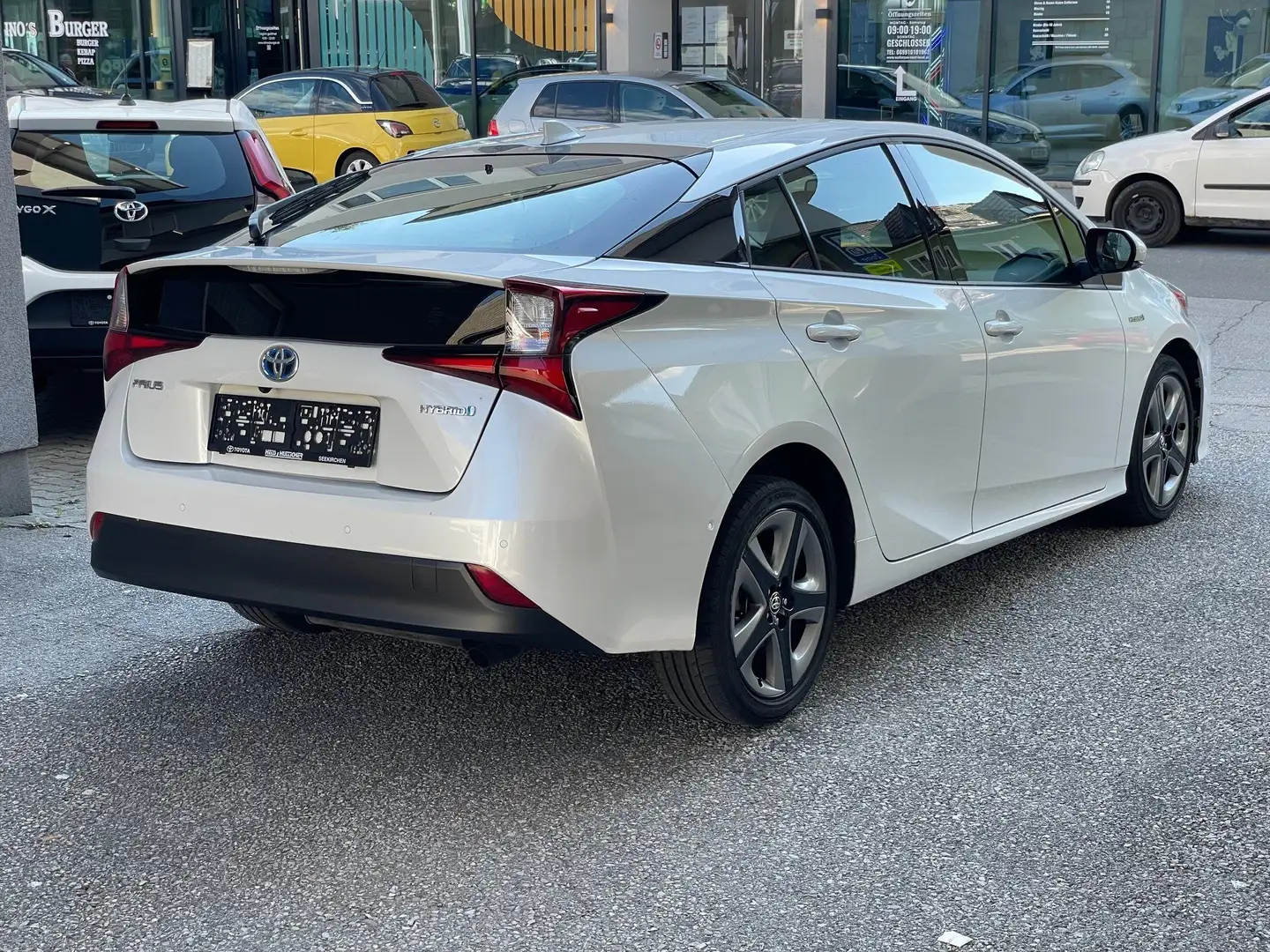 Toyota Prius Prius 1,8 VVT-i Hybrid Lounge e-AWD Lounge Weiß - 2