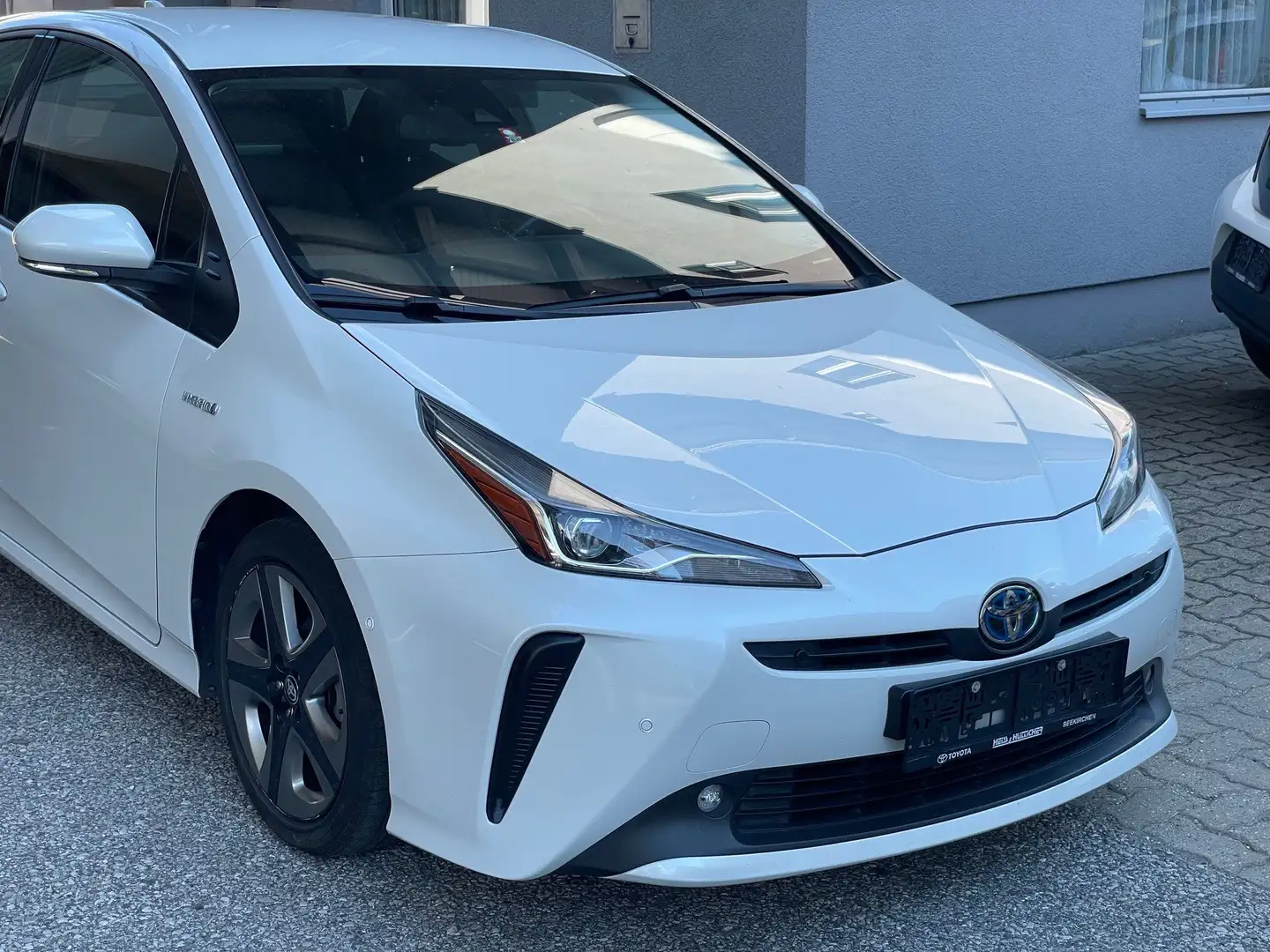 Toyota Prius Prius 1,8 VVT-i Hybrid Lounge e-AWD Lounge Weiß - 1