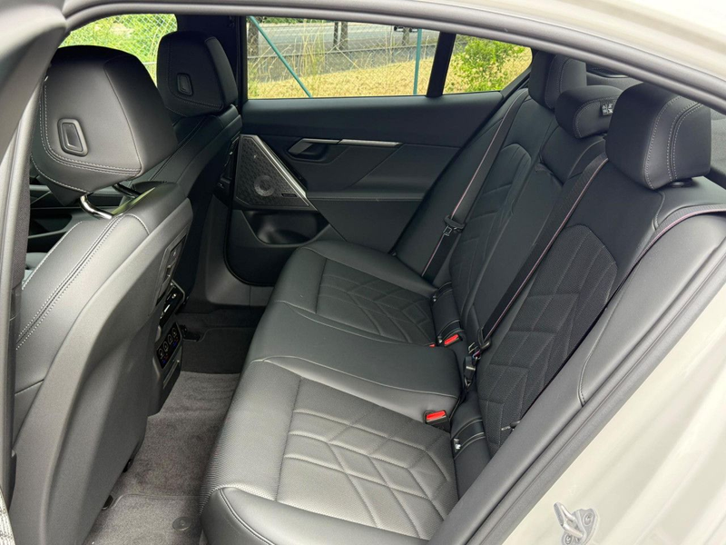 BMW 550 e xDrive Sportpaket HUD Navi LED Vollleder PDC — photo 11