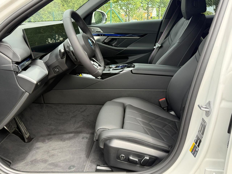 BMW 550 e xDrive Sportpaket HUD Navi LED Vollleder PDC — photo 10
