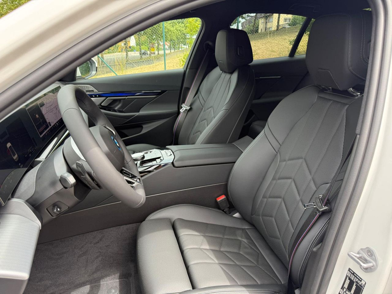 BMW 550 e xDrive Sportpaket HUD Navi LED Vollleder PDC — photo 9